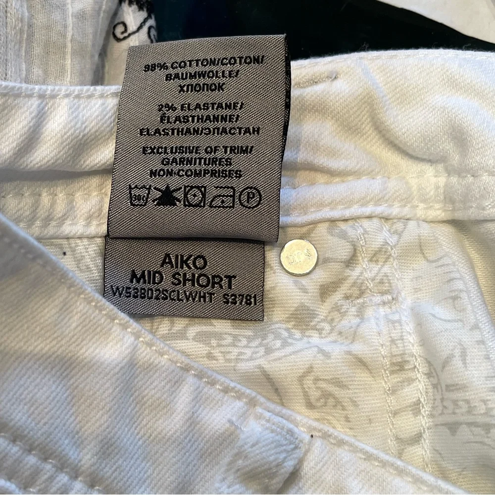 Aiko White Mid Short Distressed Jean Shorts. Mid Rise Silver Jeans Co. 12 NWT
